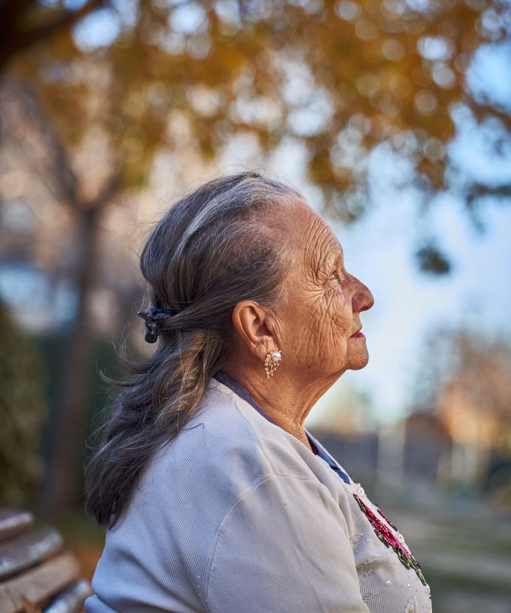 Mujer mayor reflexiona con serenidad